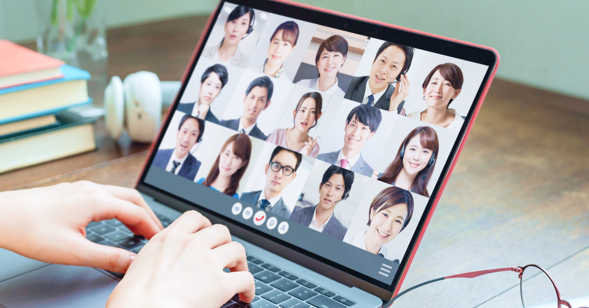 ノートパソコンのWEB会議画面に映る参加者たち
